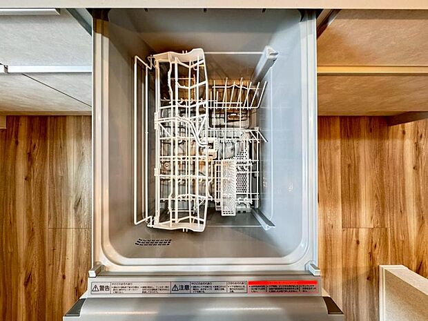【食洗機】しつこい油汚れもサッと溶かして洗います。除菌も出来るので小さなお子様の食器洗いにも安心です。また、手洗いに比べて使用水量はごくわずか。時間と水道の節約になります。