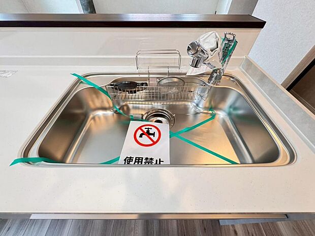 【浄水器一体型水栓】水栓の中に浄水カートリッジが組み込まれた「浄水器一体型水栓」です。ホースが伸びるのでシンクのお掃除も快適です。
