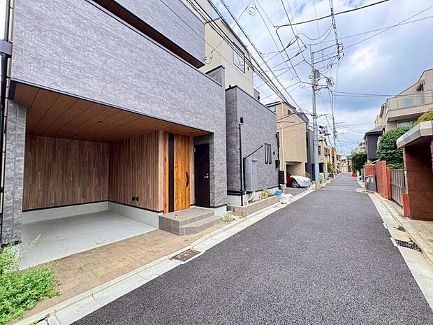 【前面道路】お車の出し入れも便利な前面道路です。歩道もしっかり整備されておりますので、小さなお子様がいらっしゃるファミリー層にも安心です。