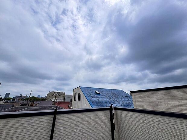 【眺望】陽当たり・通風・開放感・眺望に恵まれた環境です。周辺は高い建物がなく青い空が遠くまで広がります。