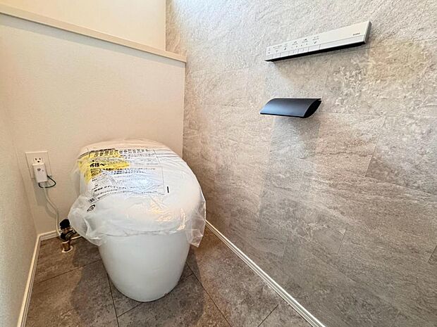 【トイレ】高機能タンクレスタイプのトイレを採用。見た目の美しさだけではなく、お手入れ・お掃除が簡単なのも重要なポイントです。