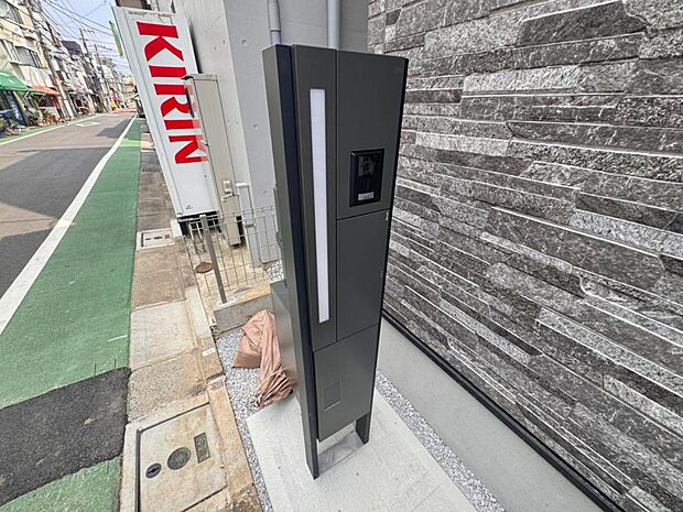 【宅配ボックス】宅配物もしっかり保管出来る宅配BOXが設置されております。留守中の荷物の受け渡しもスムーズに♪長期不在時もご安心いただけます。