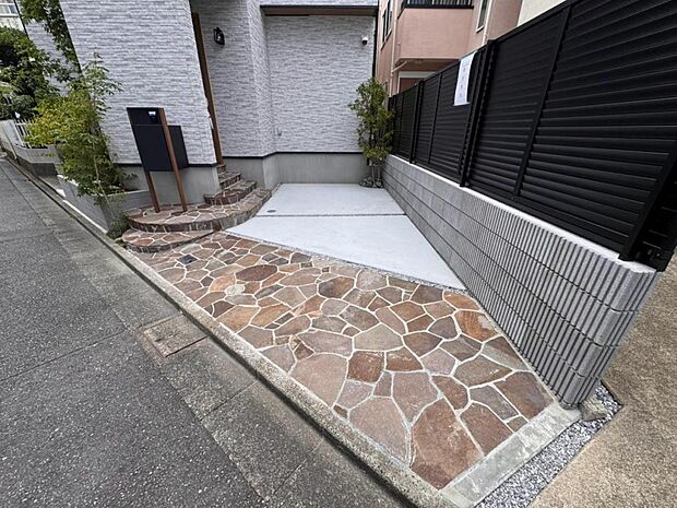 【駐車スペース】駐車スペースは1台完備。前面道路は交通量が少ないので、お車の出し入れも焦らずゆっくりできます。