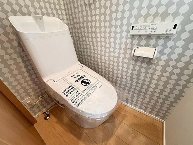 【トイレ】白を基調とし清潔感をデザインしたトイレ空間です。使い心地もしっかり追求した先進のトイレを搭載しております。