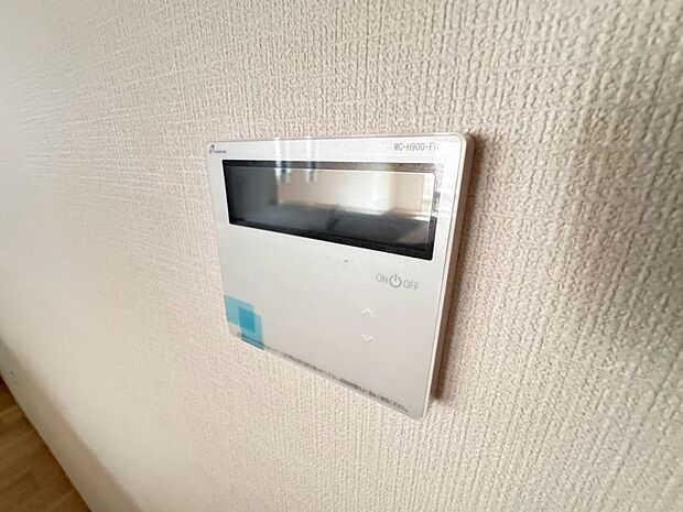 【オートバス】離れた場所からでも浴槽の操作が可能な追い焚き機能付きです。セミオート式になりますので操作も楽々。