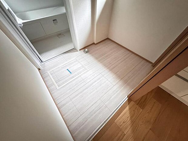 【脱衣場】脱衣場には床下収納がございます。お掃除用品や日用品のストック収納にご活用頂けます。