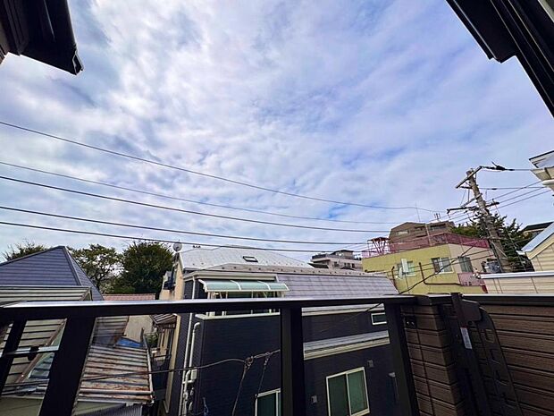 【眺望】陽当たり・通風・開放感・眺望に恵まれた環境です。周辺は高い建物がなく青い空が遠くまで広がります。