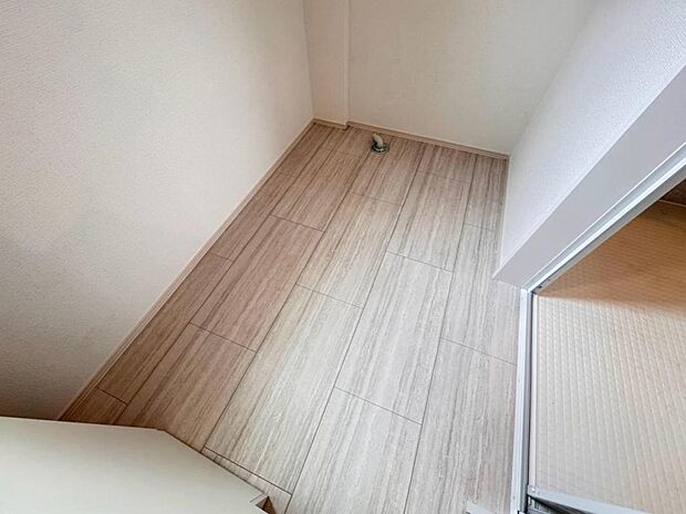 【脱衣場】コンパクトな広さながら、シンプルなデザインが印象的な脱衣場です。洗濯機、洗面台と日常的に使用するので使い勝手の良い空間に仕上げました。