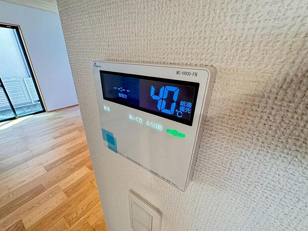 【オートバス】離れた場所からでも浴槽の操作が可能な追い焚き機能付きです。セミオート式になりますので操作も楽々。