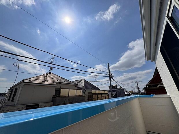 【眺望】陽当たり・通風・開放感・眺望に恵まれた環境です。周辺は高い建物がなく青い空が遠くまで広がります。