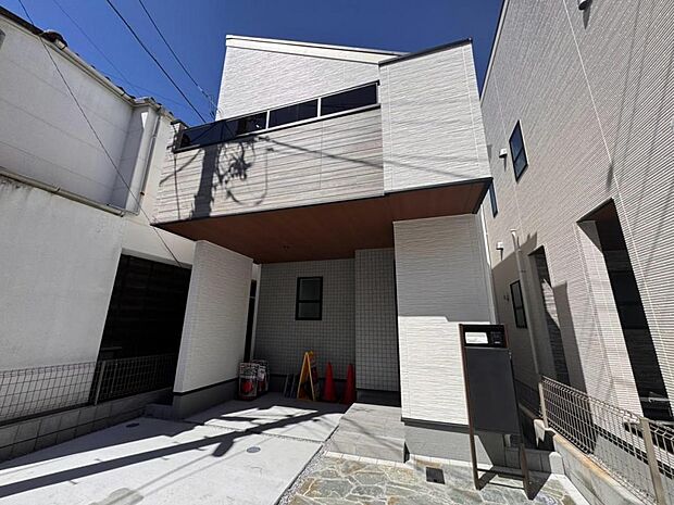 【外観】木造2階建て設計、3LDK~4LDK+ロフト+カースペース。前面道路は南側に面しており、1日中採光が室内を明るく演出します。