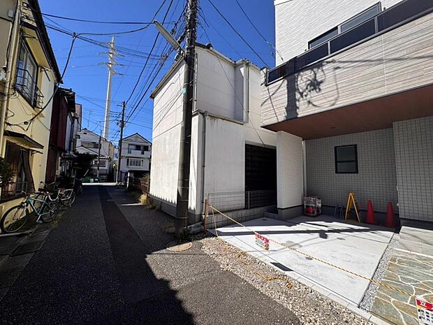 【前面道路】お車の出し入れも便利な前面道路です。歩道もしっかり整備されておりますので、小さなお子様がいらっしゃるファミリー層にも安心です。