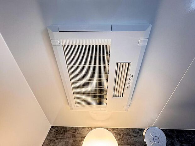 【浴室換気乾燥機】「浴室換気乾燥機」は梅雨の季節や春先の花粉の季節、最近ではPM2.5や黄砂の飛来対策としても外干しせずに室内で乾燥できるため、とても便利です。