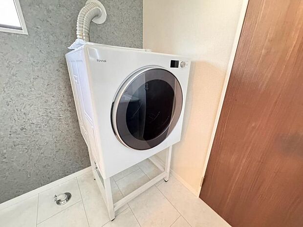 【乾燥機】あると嬉しい乾燥機付き。浴室乾燥機と合わせて使用すれば1度にたくさんの洗濯物を乾かすことができます♪