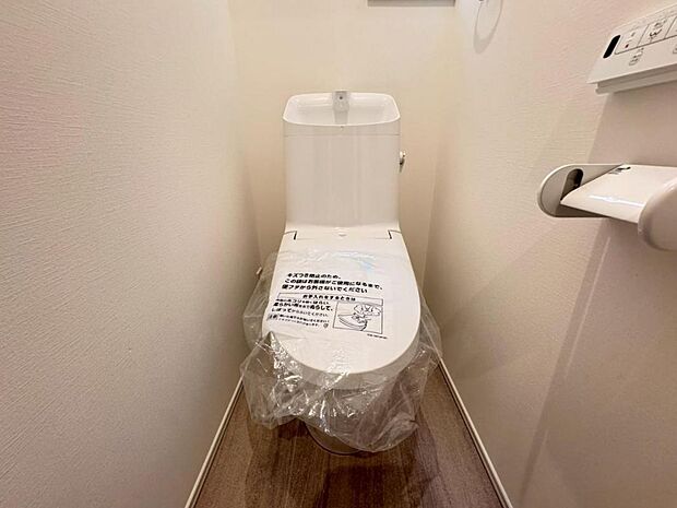 【トイレ】白を基調とし清潔感をデザインしたトイレ空間です。使い心地もしっかり追求した先進のトイレを搭載しております。