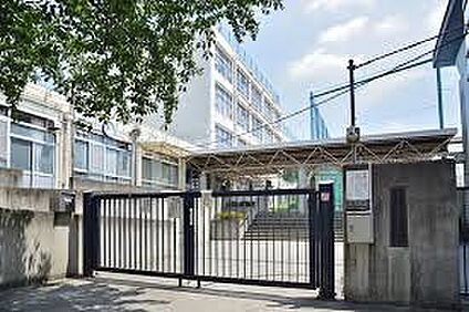 新宿区立落合第二中学校 1043m