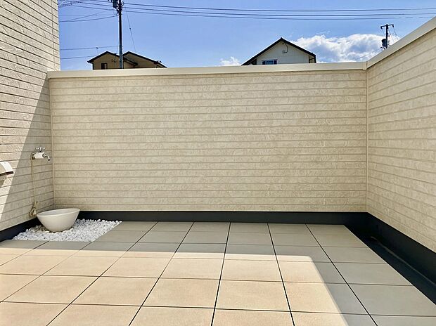 太陽と風と青空、プライバシーも守られる2階に作られた最高の庭。“青空を天井”にした第2のリビングとして大活躍。バーベキューをしたり、本を読んでくつろいだりできるラグジュアリーなテラス空間です。