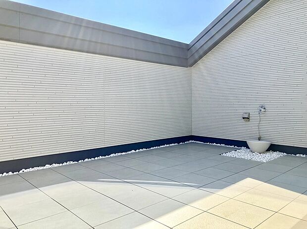 ■ 青空リビング ■
太陽と風と青空を全身で感じることができる、最高の庭。“青空を天井”にしたプライバシーも守られる第2のリビングとして大活躍間違いなし♪