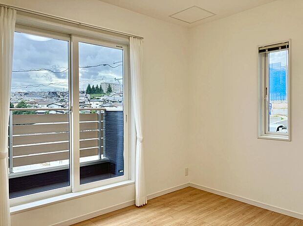 【リビング以外の居室/3号棟】
明るく風通しの良い居室は、毎日の暮らしを快適に彩る空間
家具も配置しやすく使い勝手の良い間取りです◎