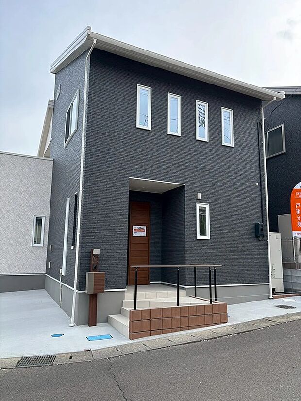 シンプルで洗練された外観デザイン。
街並みに調和しながらも存在感のあるスタイリッシュな住まい♪