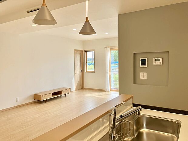 ■ 2号棟 -LDK- ■
キッチンから見渡すこのリビングの景色は、かけがえのない時間を演出してくれそうです♪すぐ横にインターホン設備があるので、調理中の来客時も顔が確認できて安心です。