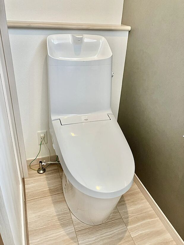 【トイレ】1階と2階に設置してあるので、忙しい朝のトイレ待ちがなくなりそう。温水洗浄便座でシャワー付きなので、トイレ空間まで快適です。