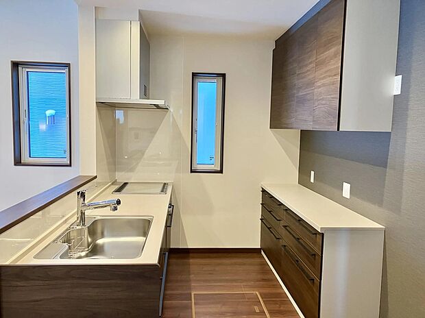 【1号棟キッチン】収納力のあるキッチンを採用。食器や調理家電、食品ストックなどをすっきり整理できる使い勝手の良い空間です。