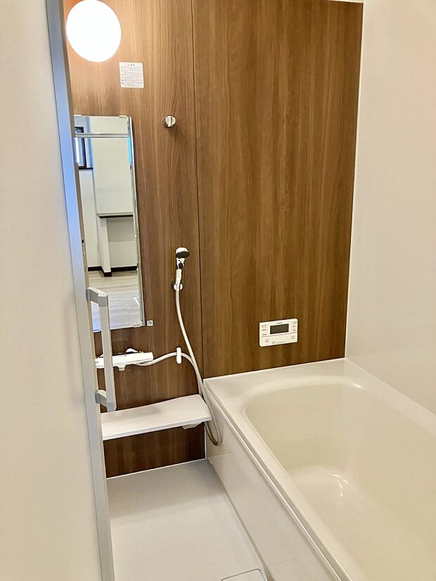 【1号棟浴室】落ち着いた雰囲気の浴室。1日の疲れをゆったりと癒せるリラックス空間です。