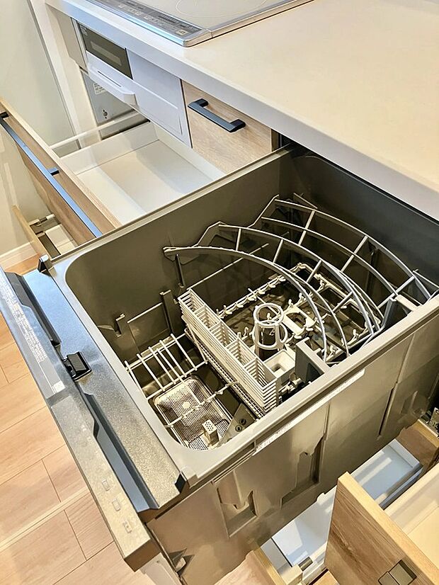 【ビルトイン食洗機(3号棟)】手洗いよりも節水・時短◎
キッチンもすっきり片付いて家事がグッと楽になります!