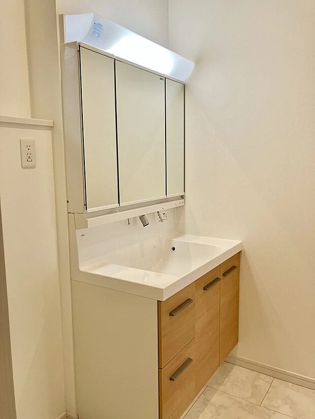 【三面鏡洗面化粧台】キレイアップ水栓ですので、拭き掃除も楽々♪小物なども隠して収納でき、生活感を出さずに綺麗な空間に保てます。また、左右の鏡を動かすことで横や後ろ向きの姿をチェックできるのも嬉しいポイントです♪