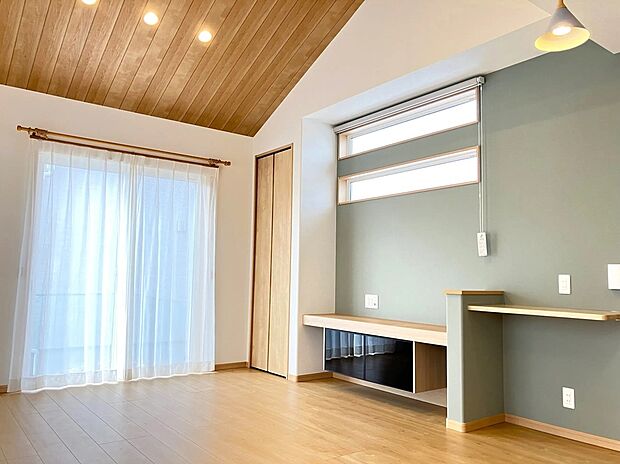 【リビング】大きな窓から光が差し込む明るいリビング。
開放感あふれる空間で、家族の時間をゆったり過ごせます。
