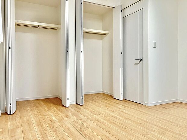 【リビング以外の居室】清潔感のある明るい居室。収納スペースも充実しており、すっきりとした暮らしを叶えます。