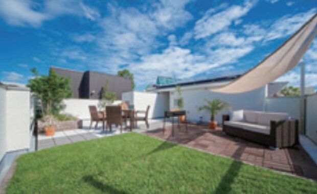 【青空リビング】家で遊ぶ、楽しむ、くつろぐスペース屋上庭園。ラグジュアリーテラスとして、バーベキューしたり気ままに本を読んでくつろいだりするなど、家族の時間を素敵に彩る空間をご提案します。　※写真は全てイメージです。オプションも含まれています。