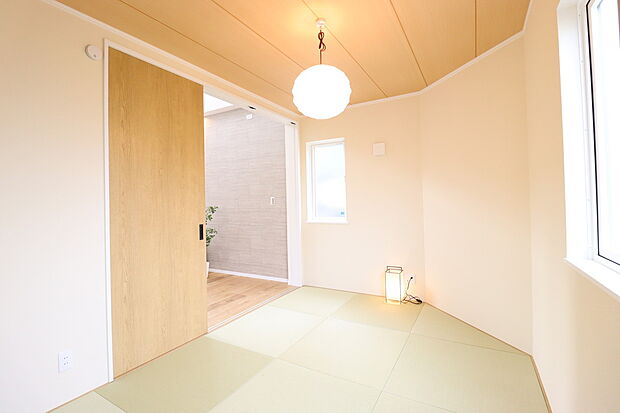 【和室】リビング横には5.75帖の和室を設けております。ご来客者様の寝床としてやキッズスペース等、使用用途は多数です♪