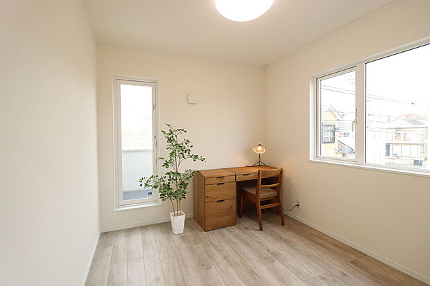 【2階洋室】各居室に収納スペースを設けております。