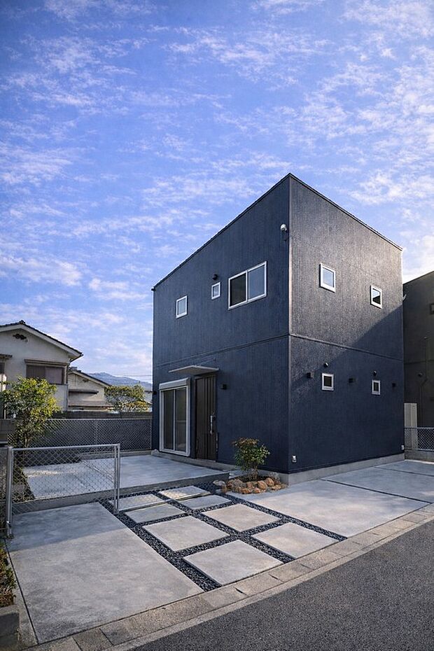 シンプルで飽きのこない外観デザイン。敷地の広さを活かし、駐車スペースやアプローチもゆとりある配置が可能です。