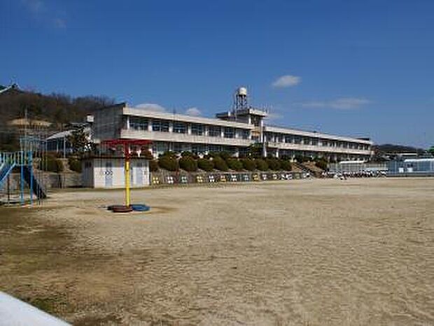 関屋小学校（約2,200m）