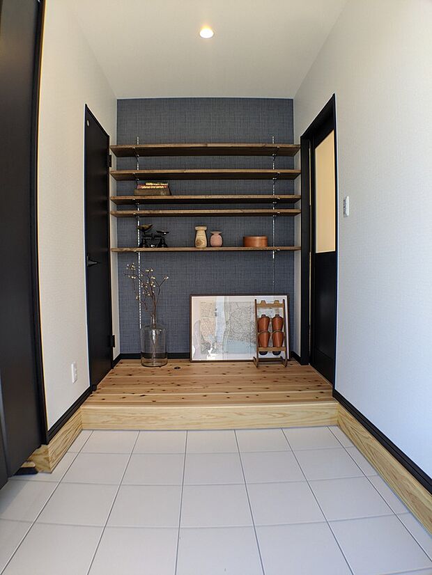 【心地よく迎える玄関スペース】住まいの第一印象を決める玄関スペース。落ち着いたデザインとゆとりある空間が、帰るたびに心地よさを感じさせてくれます。
※掲載写真は参考プランのイメージです。