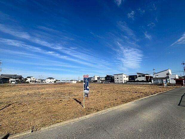 【現地写真(2)】前面道路からの現地の様子。
車の出入りもしやすく、ゆったりとした街並みが広がる住宅地です。