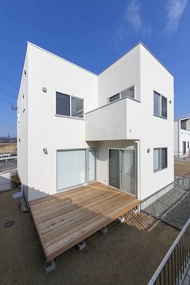 【ZERO-CUBE+BOX 参考外観】人気のZERO-CUBEに「＋BOX」をプラスしたプラン。
LDKの広がりや多彩な空間アレンジが可能で、ゆとりある暮らしを実現します。※掲載写真は参考プランのイメージです。