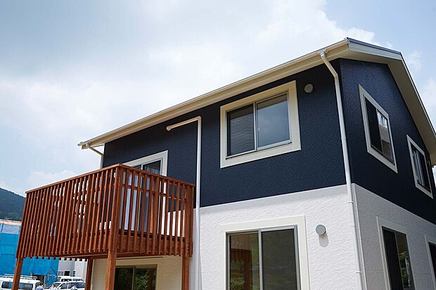 【HYVA AND STYLE 参考プラン外観】北欧テイストのやさしいデザインが魅力のHYVA AND STYLE。シンプルで温もりのある空間が、心地よい暮らしを演出します。ライフスタイルに合わせた自由なプランで理想の住まいを実現できます。
※掲載写真は参考プランのイメージです。