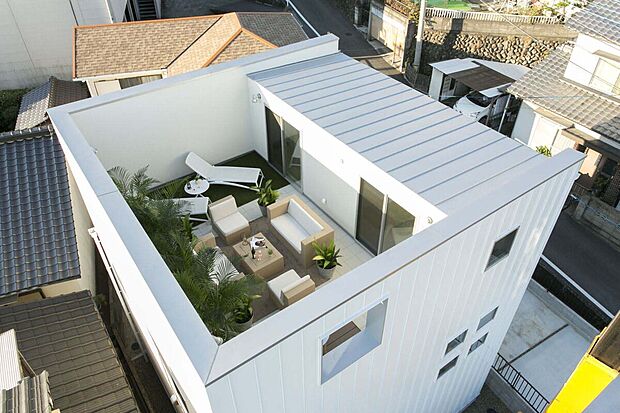【ZERO-CUBE参考プラン(PENTHOUSE)】外からの視線を気にせず過ごせるプライベートな屋上空間が魅力の「ZERO-CUBE+PENTHOUSE」。青空の下でくつろぐリビングのような使い方ができ、家族や友人との時間をより豊かに演出します。ソファやグリーンを配置すれば、まるでリゾートのような特別な空間に。日常に開放感と非日常をプラスし、暮らしの楽しみ方が広がる住まいです。BBQやカフェタイムなど、多彩なシーンで活躍します。
