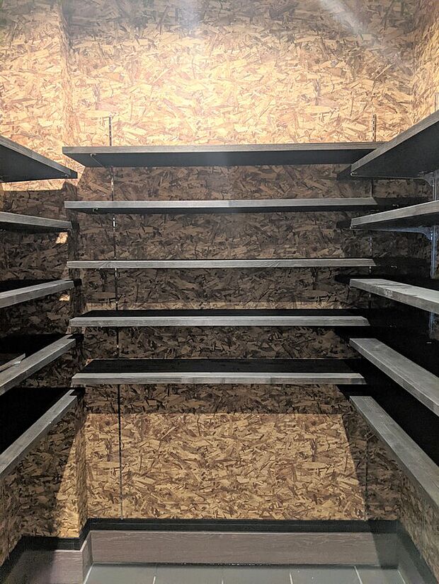 【大容量で使いやすい土間収納参考画像(インダストリアルハウス)】可動棚を備えた大容量の土間収納。靴はもちろん、アウトドア用品やベビーカー、ゴルフバッグなどもすっきり収納できる実用性の高い空間です。棚の高さを調整できるため、収納する物に合わせて無駄なく使えるのも魅力。玄関まわりを常にきれいに保て、生活感を抑えた住まいを実現します。機能性とデザイン性を兼ね備えた便利な収納スペースです。