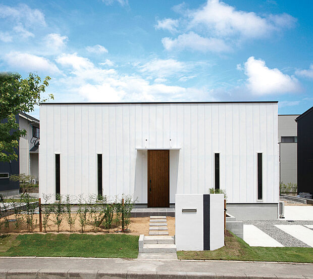 【ZERO-CUBE参考プラン(KAI)】白を基調としたシンプルな外観が魅力の住まい。無駄のないデザインが、落ち着きのある美しい佇まいを演出します。室内は光を取り込みやすく、明るく心地よい空間に。家具やインテリアが映える余白のある設計で、自分らしい暮らしを楽しめます。日常にゆとりと整った心地よさをプラスし、穏やかな時間が流れる住まいです。