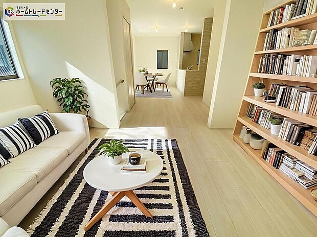 ≪Living room≫
広々としたLDKに、自分好みのインテリアでレイアウト。季節ごとに模様替えなども、楽しみの一つとなりそうです。
※家具をCGで加工しています。家具付き販売ではございません。