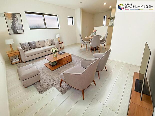 ≪Living room≫
家族の一体感を感じられる広々スペース。家族と過ごす時間を大切にする方にぴったりのゆとりの住空間。
※家具をCGで加工しており、家具付き販売ではございません。