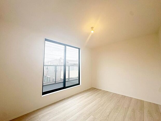 ≪Room≫【1号棟】
窓から光が差し込む室内!日の光で照らされた明るいお部屋は、趣味の時間を過ごす時も、家族や友達と一緒に過ごす時も、いつでも居心地のいいリラックスできる空間をお届けします!