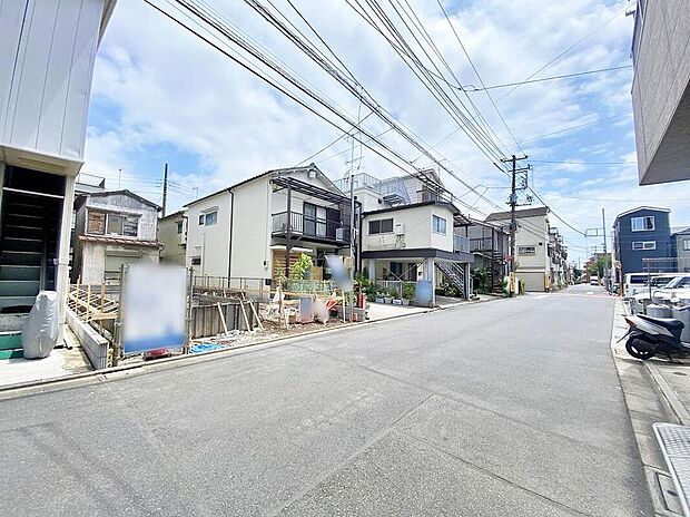 ≪見学予約ができます!≫
陽当りの良い道路に面したお住まい。道路幅も広めで、開放感たっぷり♪お車の駐車も安心ですね♪