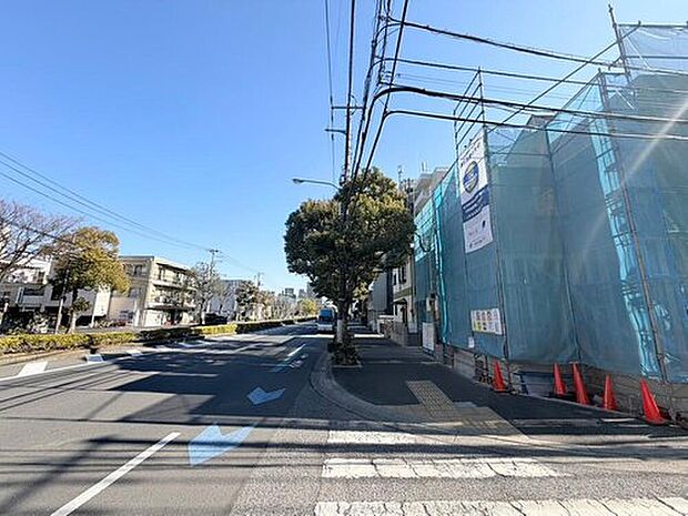 【前面道路含む現地写真】夢のマイホームが形になってきております!ぜひ現地にてご覧ください!