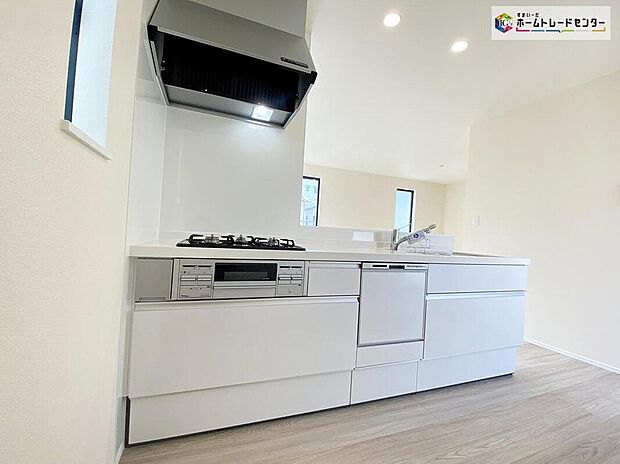 【キッチン】家事を手助けする食洗機付システムキッチン採用！対面式キッチンですので、お食事の準備をしながらご家族との会話を楽しめます♪